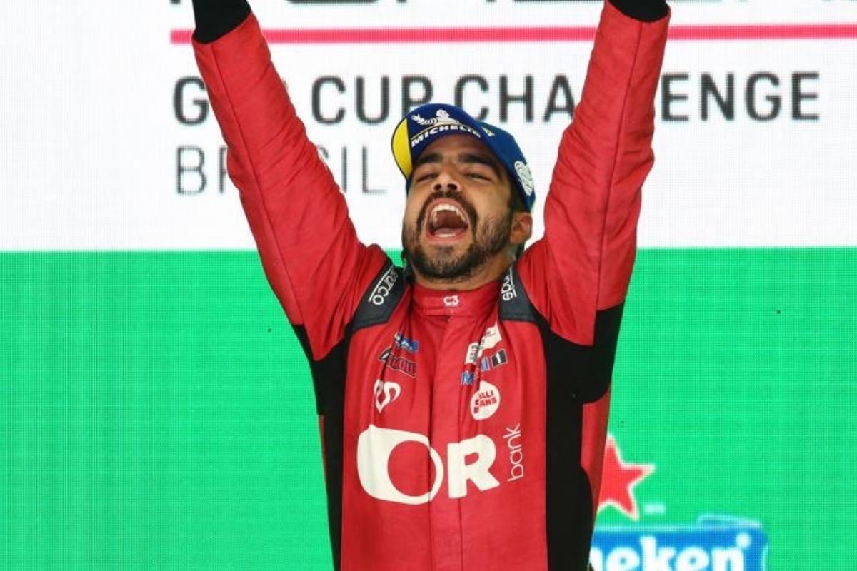 Caio Castro comemora vitória na Porsche Cup