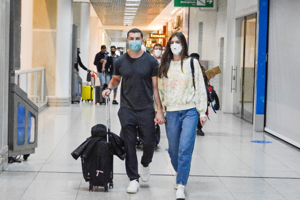 Camila Queiroz no aeroporto, de mãos dadas com Klebber Toledo