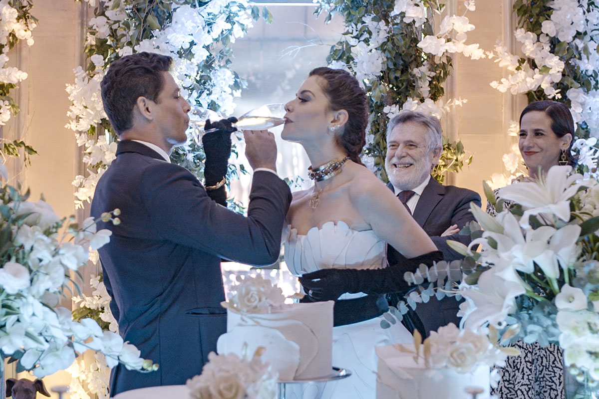 Christian/Renato (Cauã Reymond) e Bárbara (Alinne Moraes) se casam em Um Lugar ao Sol