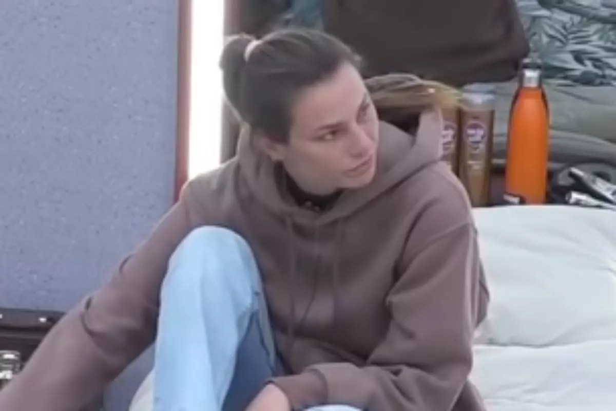 dayane mello seria sentada na cama do quarto de a fazenda