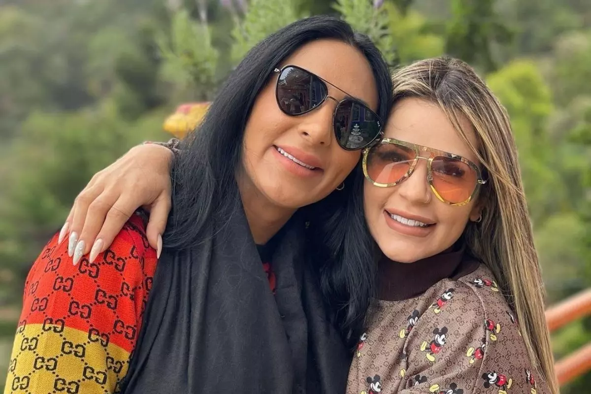 Dayane com a irmã Deolane Bezerra abraçadas