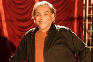 Dedé Santana, sorridente, no palco