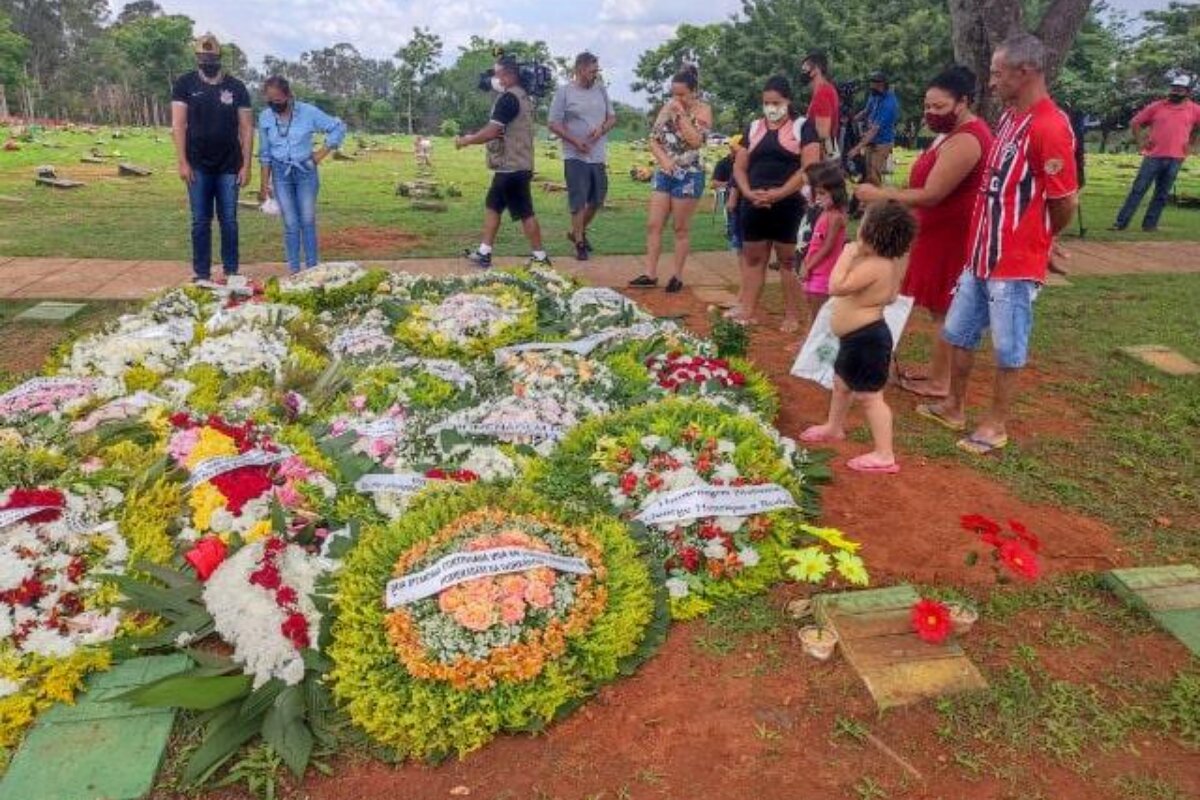 Fãs visitam túmulo de Marília Mendonça