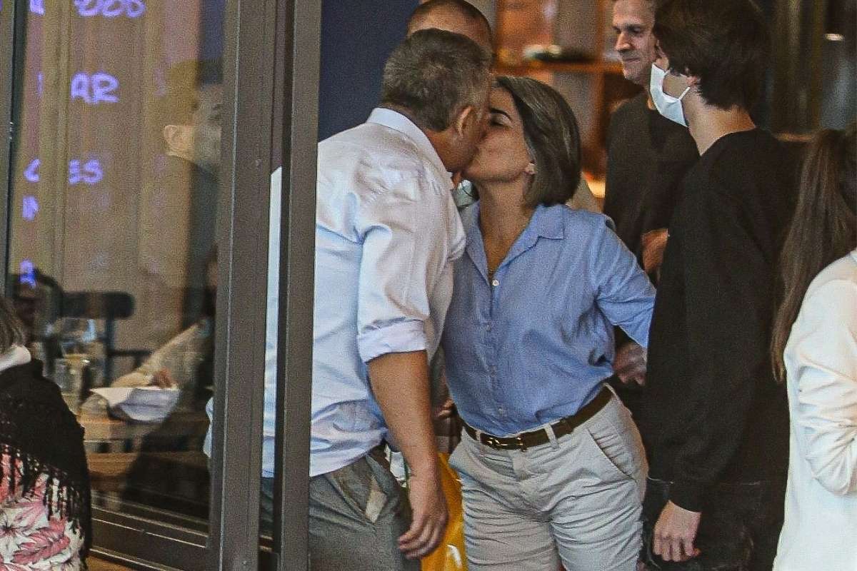 Gloria Pires beija muito em tarde com amigos no Rio
