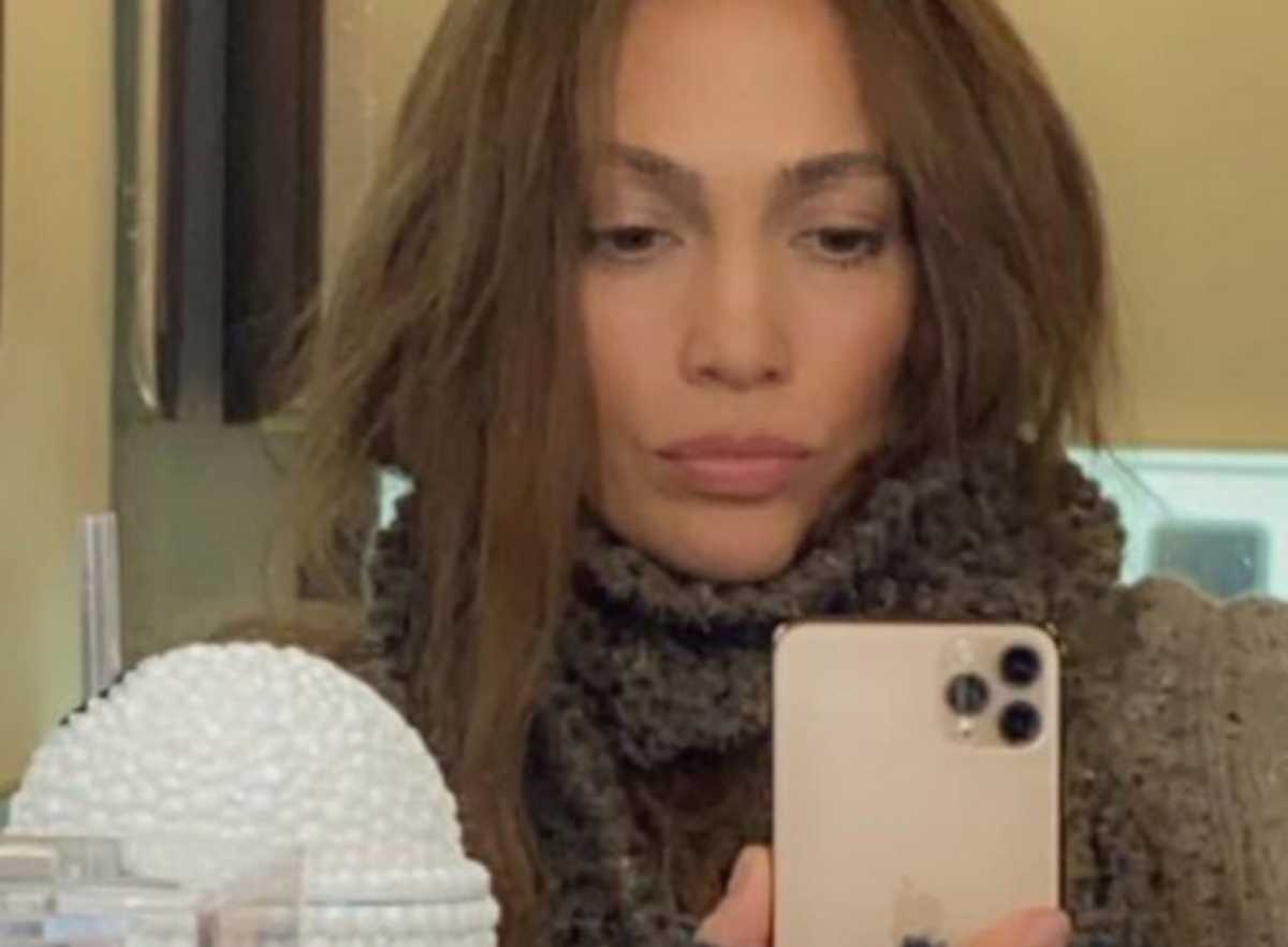 Jennifer Lopez com roupa de inverno