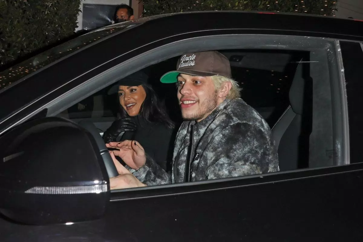 Kim Kardashian e Pete Davidson chamam atenção por chupão no pescoço