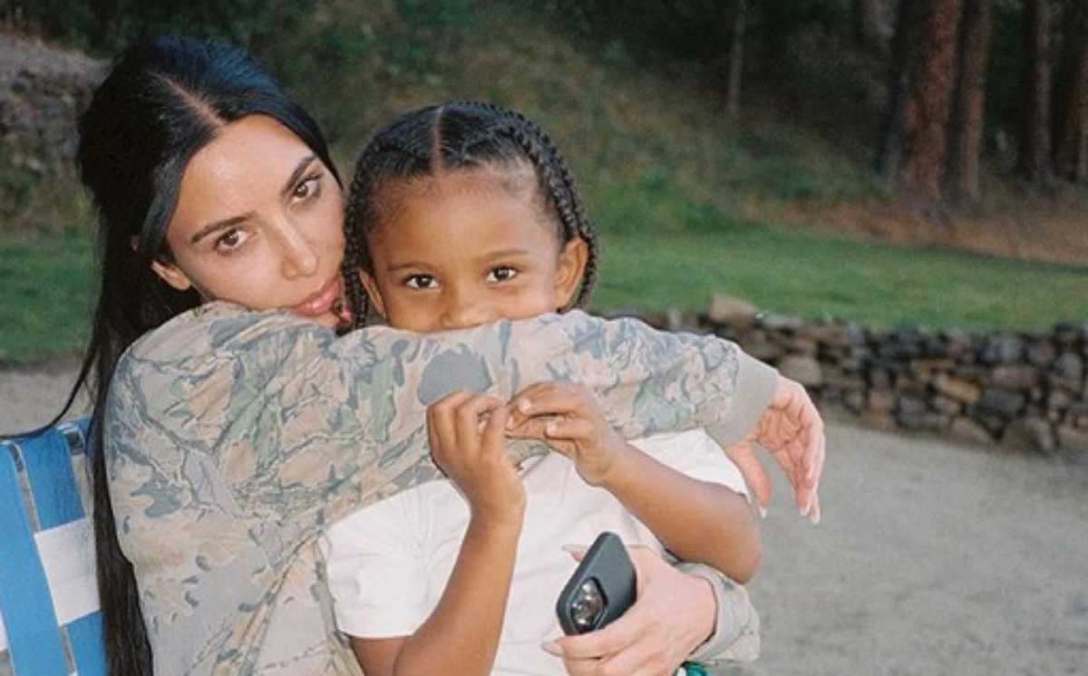 Kim Kardashian com o filho Saint West
