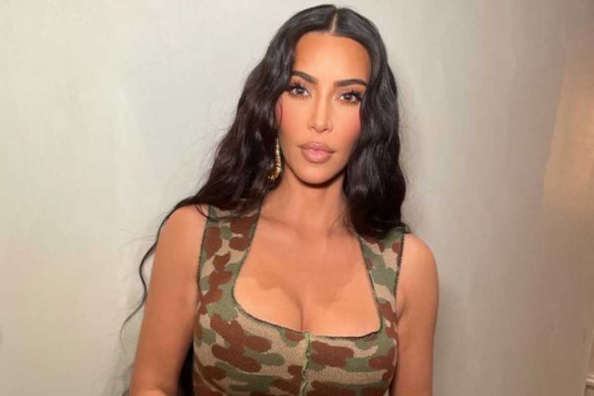Kim Kardashian com estampa militar