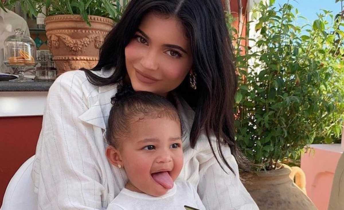 Kylie Jenner com a filha no colo