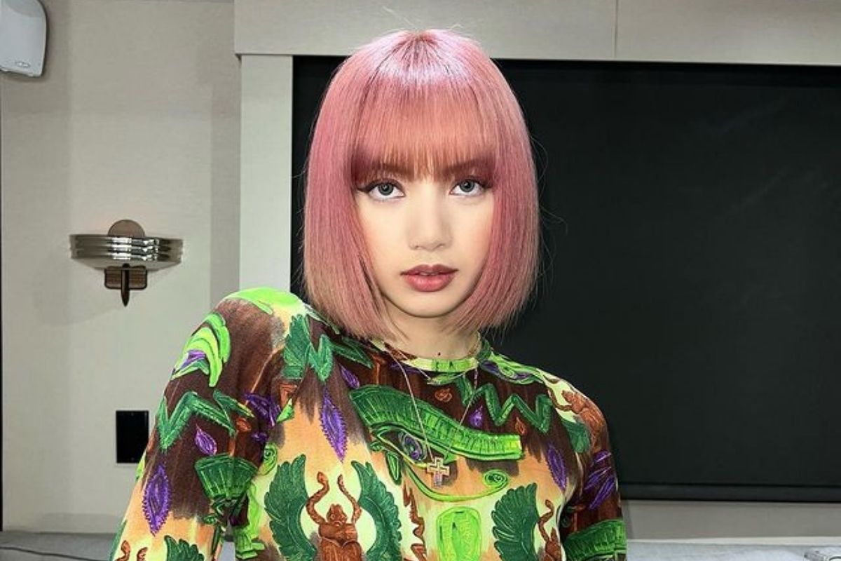 Lisa em foto com o cabelo rosa