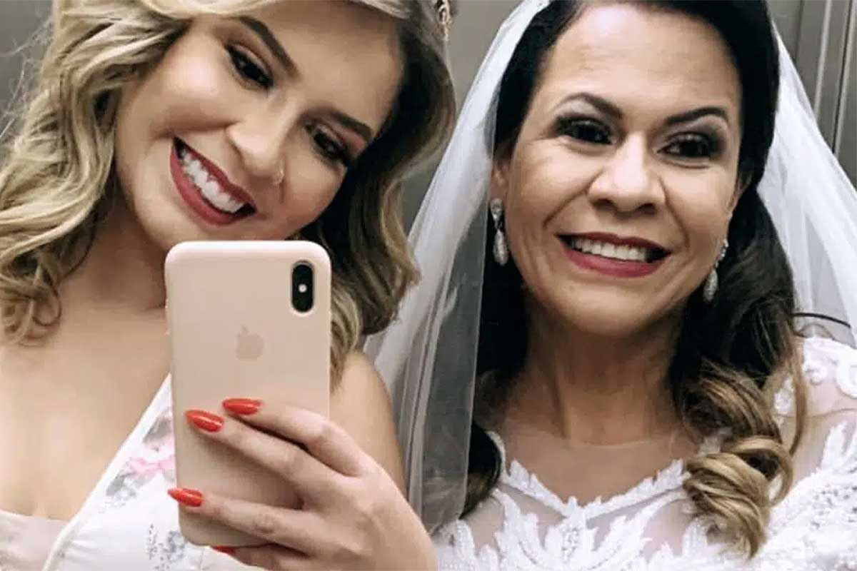 Marília Mendonça em selfie com a mãe, dona Ruth, vestida de noiva