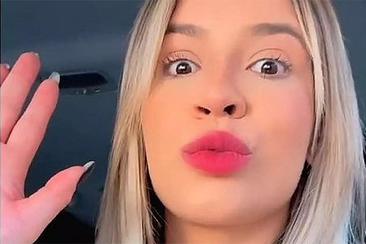 Selfie de Marília Mendonça, dentro do carro, fazendo biquinho
