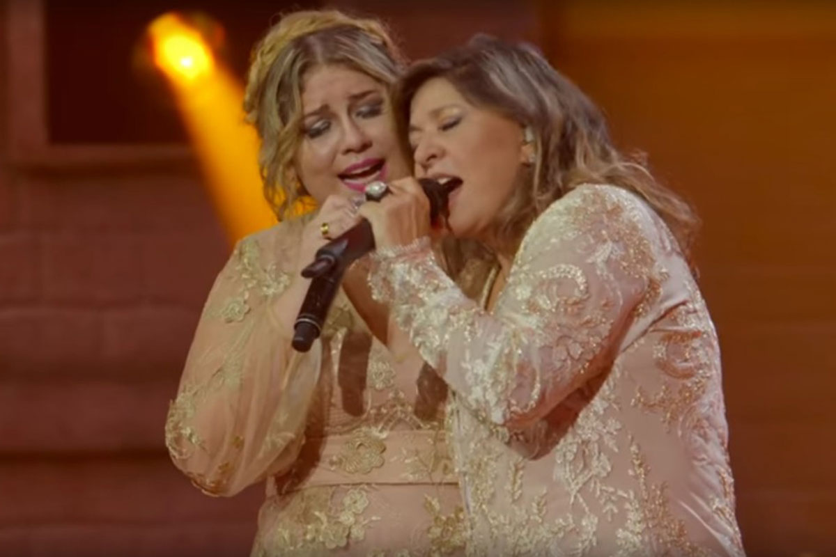 Roberta Miranda e Marília Mendonça cantando juntas