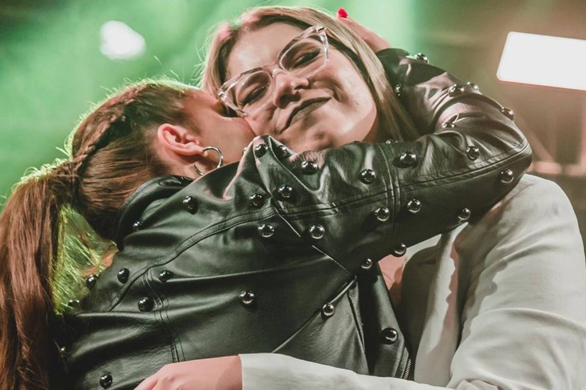Maiara abraçando Marilia Mendonça no palco durante show