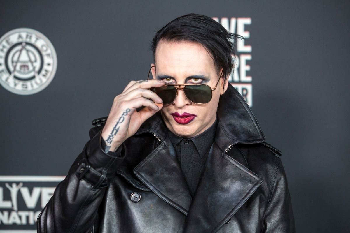 Marilyn Manson de óculos escuros