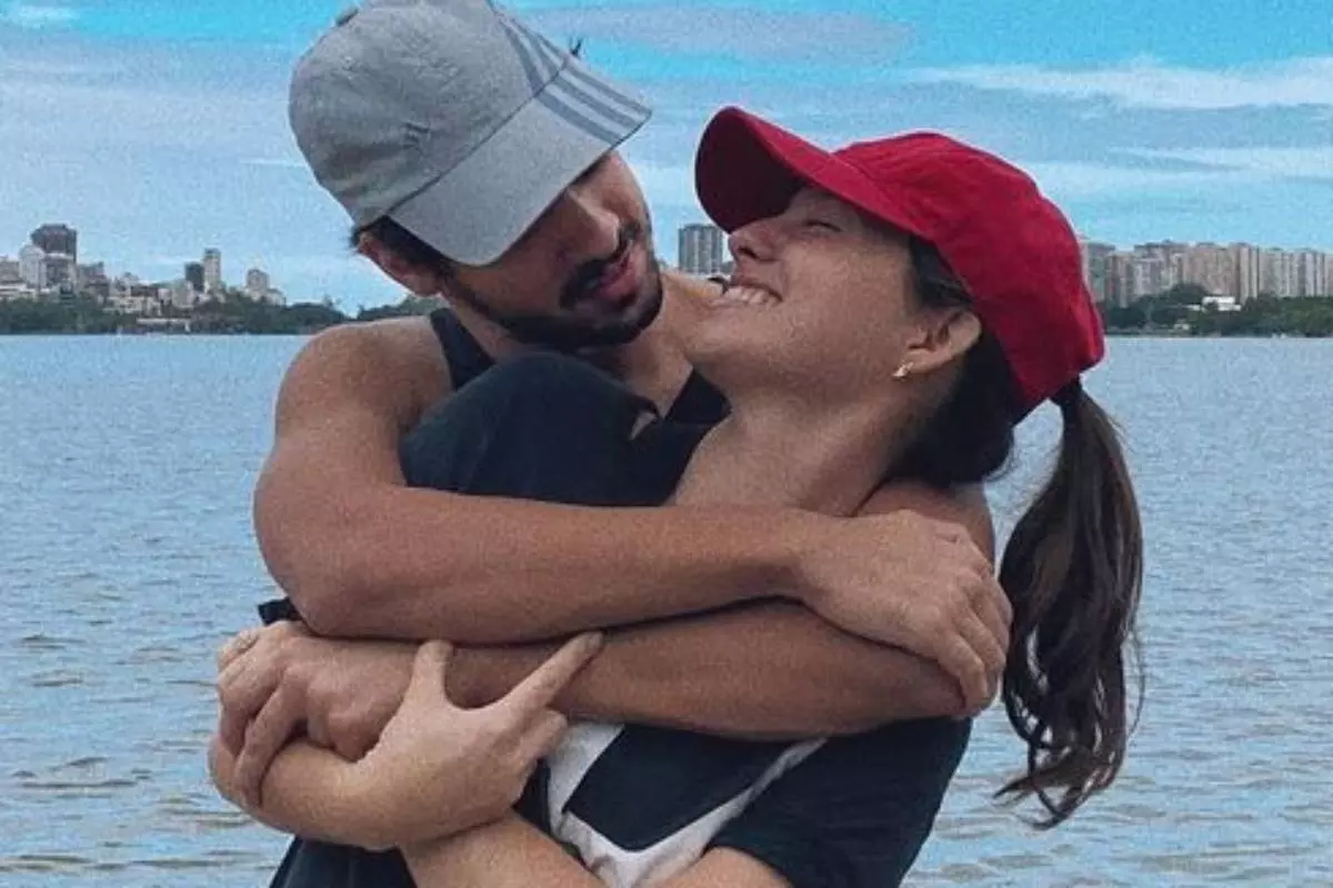 matheus costa e lara rodi se admirando perto de um pier