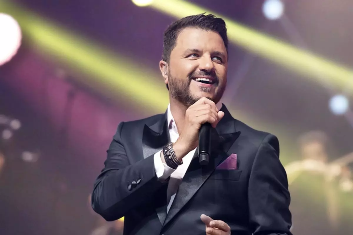 Maurício Manieri em foto promocional de show