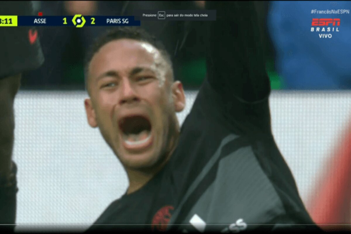 Neymar cai em campo, gritando de dor