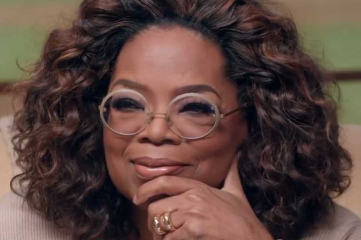 Oprah Winfrey sorri em entrevista