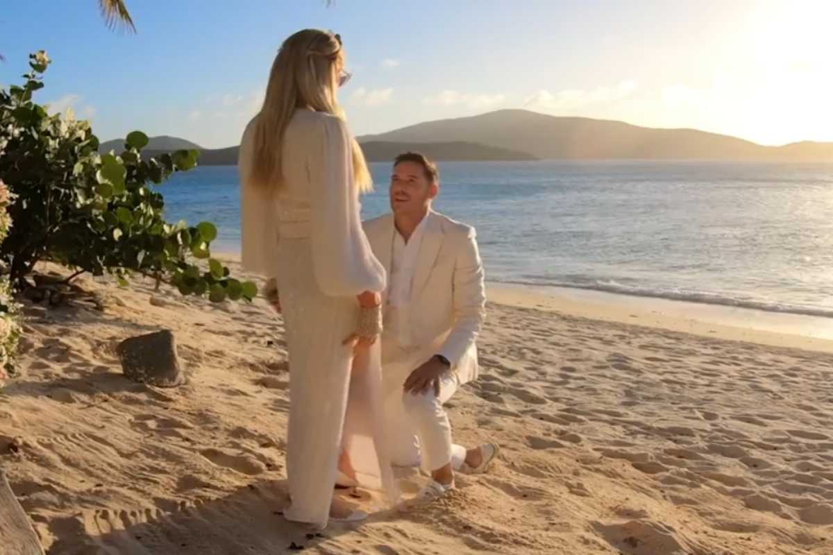 Paris Hilton e Carter Reum na praia