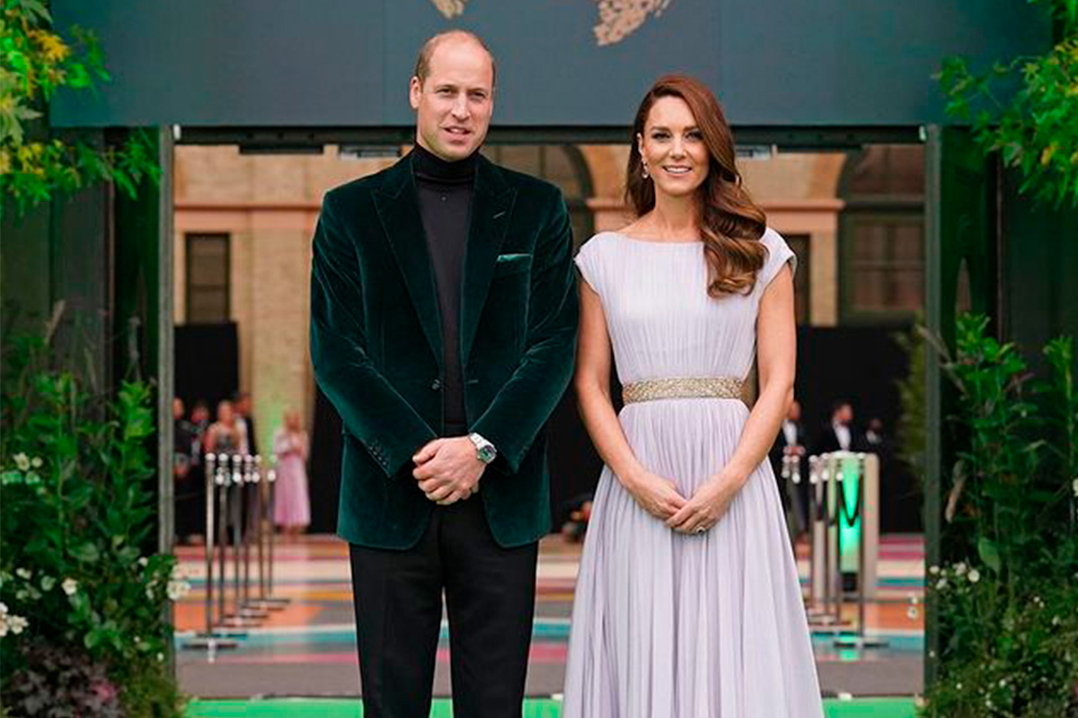 Príncipe William e esposa Kate Middleton posam para foto.