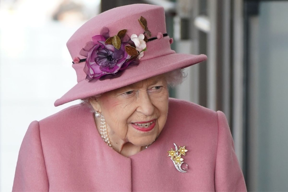 Rainha Elizabeth II com roupa rosa