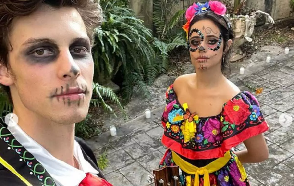 Shawn Mendes e Camila Cabello vestido de Catrinos