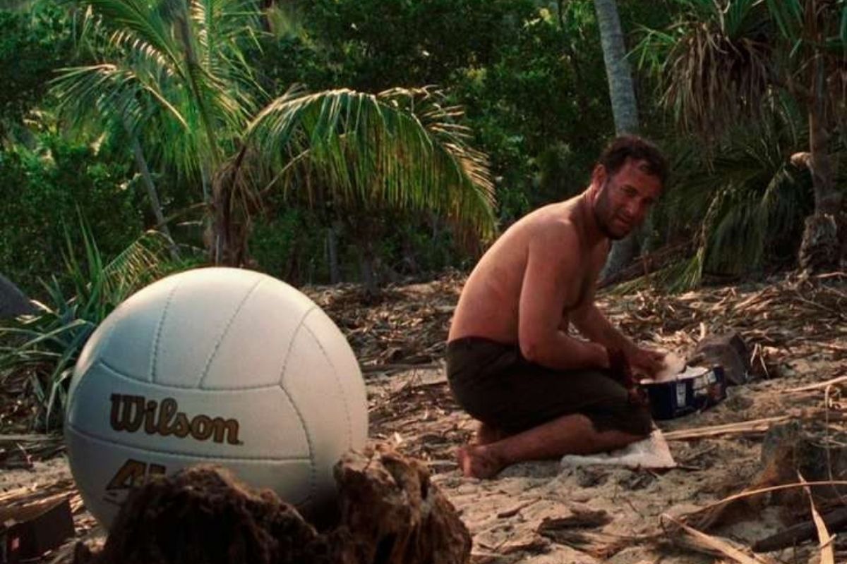 Tom Hanks com a bola Wilson em cena do filme 'Náufrago'