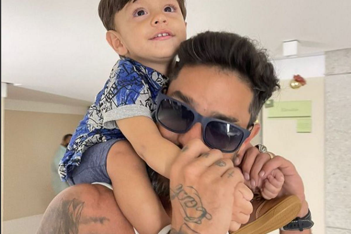 Diego Grossi com filho nos ombros