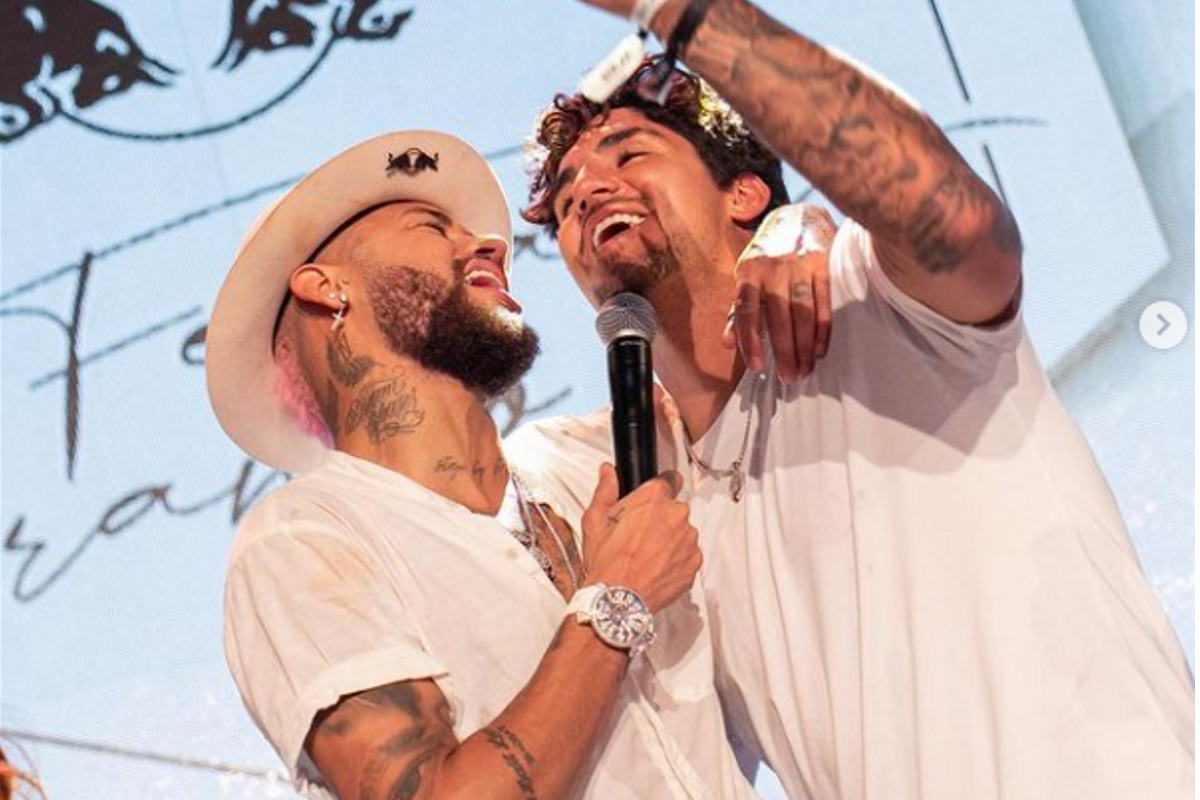 Neymar e Gabriel Medina cantando