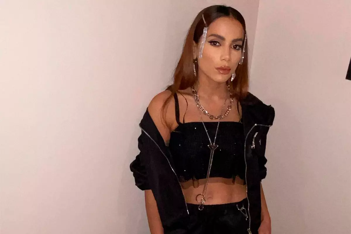 Anitta posando para foto.
