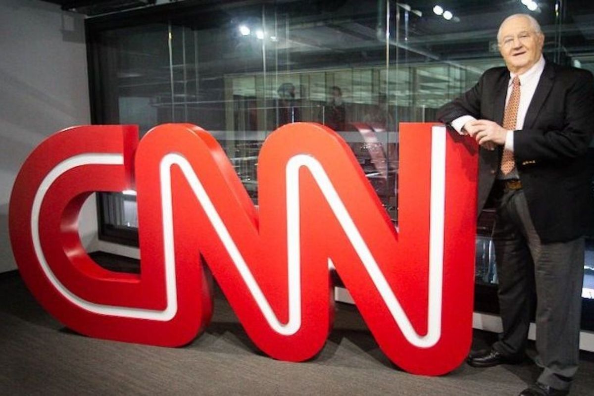Boris Casoy ao lado do logo da CNN Brasil