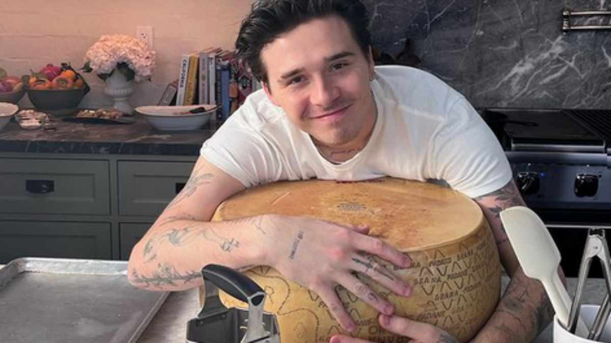 Brooklyn Beckham abraça um queijo gigante
