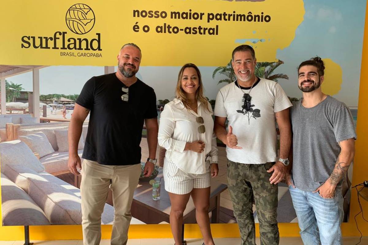 Douglas Beltrão, Camila Farani, André Giesta e Caio Castro em frente a painel da Surf Land Brasil