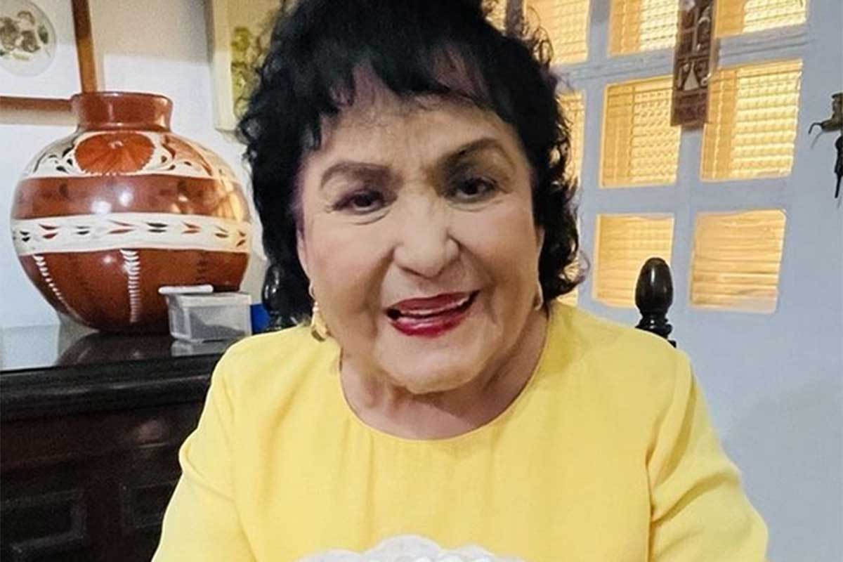 Retrato de Carmen Salinas, sorridente, de blusa amarela