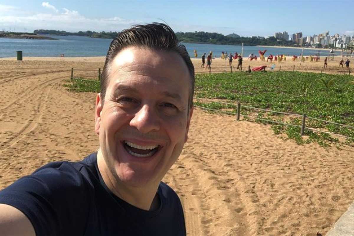 Selfie de Celso Zuca, sorridente, em uma praiaelli