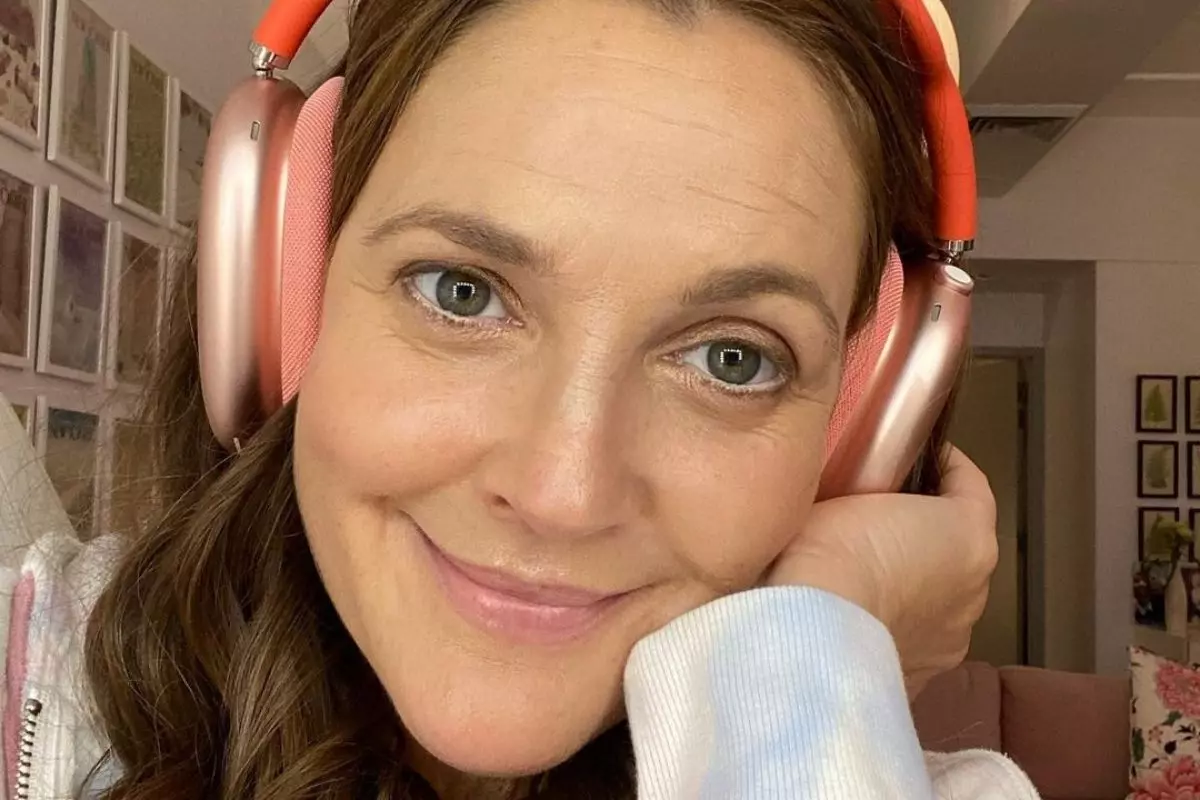 Drew Barrymore em selfie, sorrindo