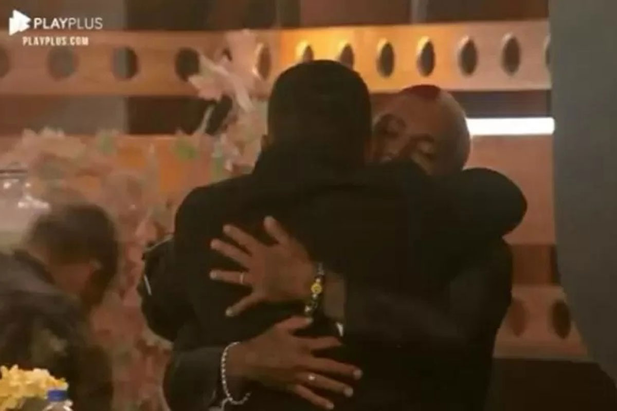 Dynho recebe abraço de Tiago Piquilo