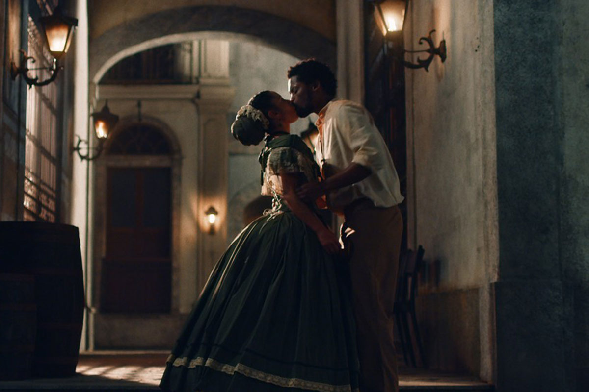 Guebo (Maicon Rodrigues) e Justina (Cinnara Leal) se beijam em Nos Tempos do Imperador