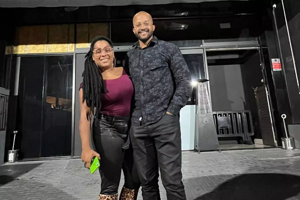 janaína do mar abraçada com o marido márcio xavier