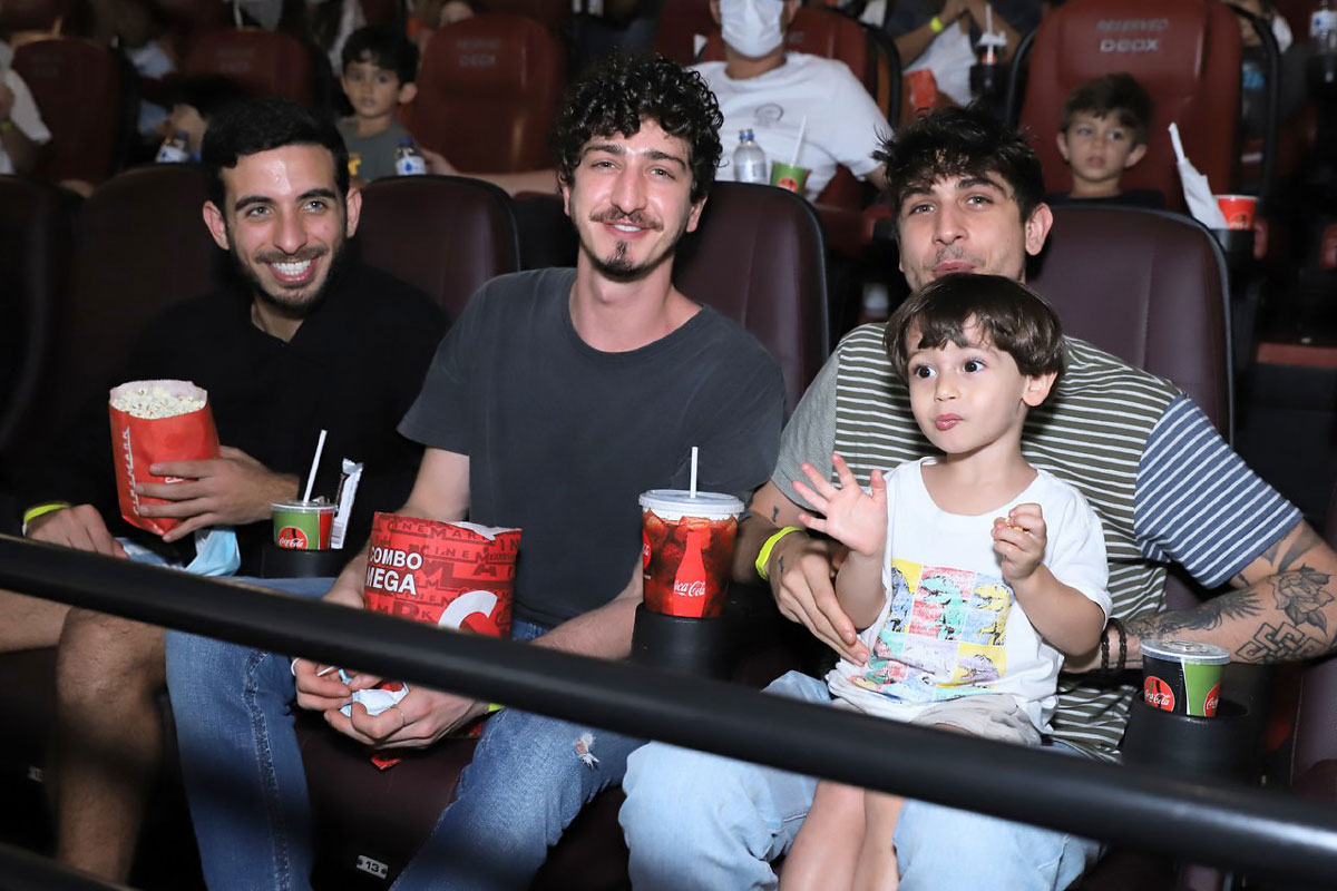 Johnny Massaro com o namorado e o irmão e sobrinho em pré-estreia do filme Turma da Mônica - Lições