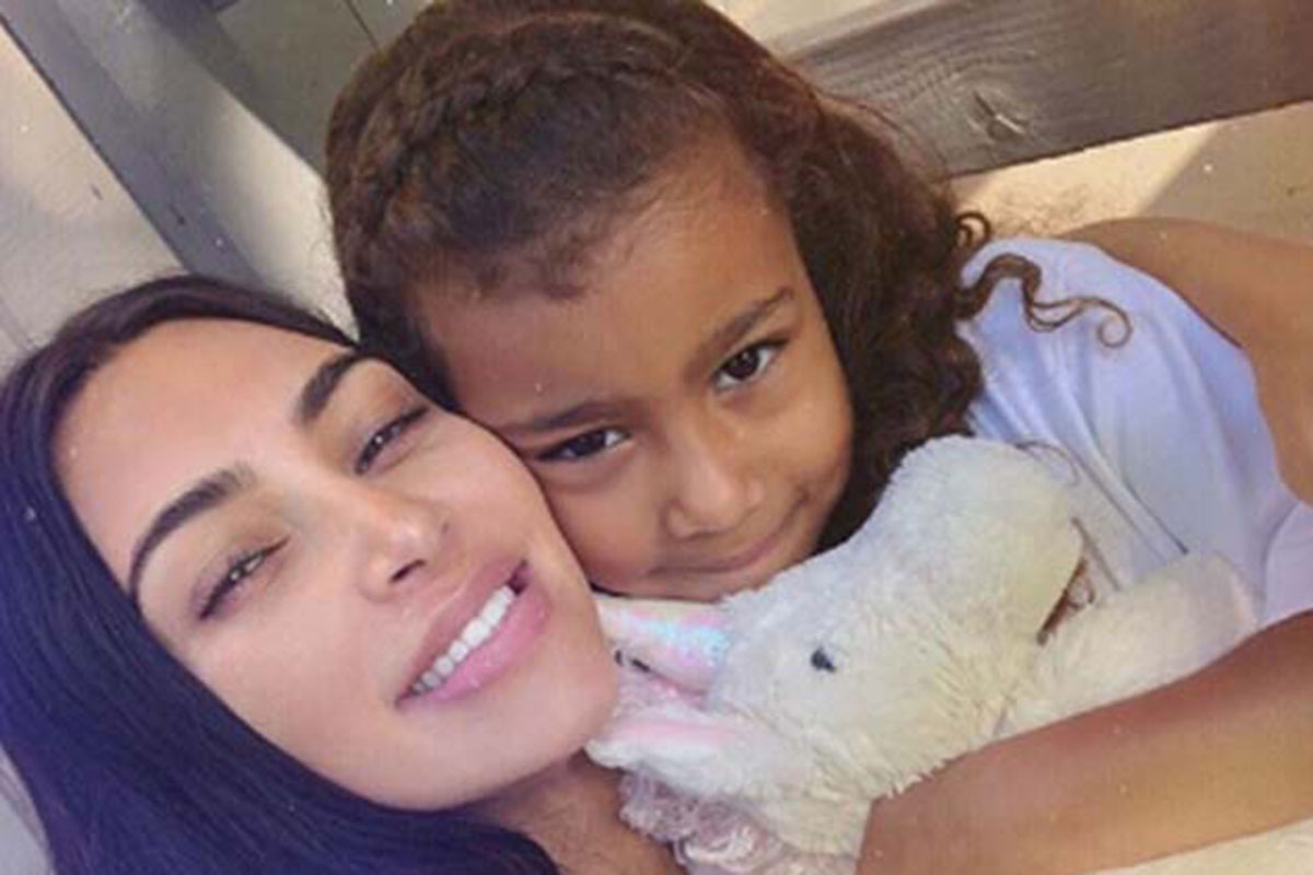 Filha De Kim Kardashian Mostra Coleção De Bolsas Grifadas