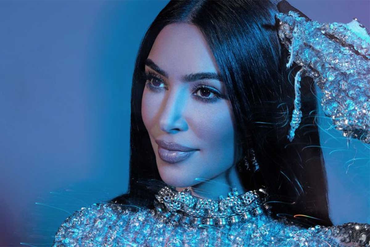 Retrato de Kim Kardashian com roupa cheia de brilho