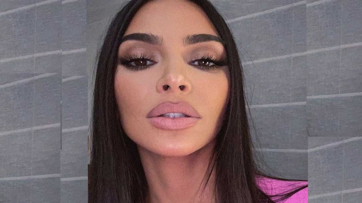 Kim kardashian, selfie de blusa rosa