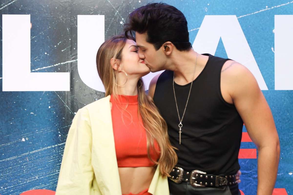 Luan Santana dá beijão na namorada nos bastidores de show