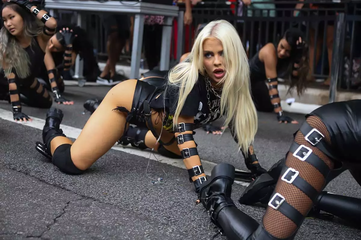 Luisa Sonza faz performance de Anaconda na Av Paulista