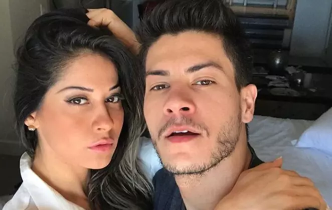 Mayra cardi e Arthur Aguiar abraçados