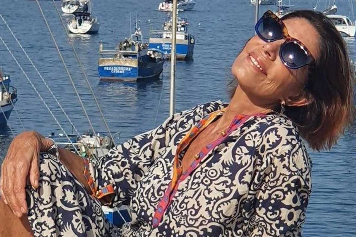 Mila Moreira de óculos escuro, em frente ao mar