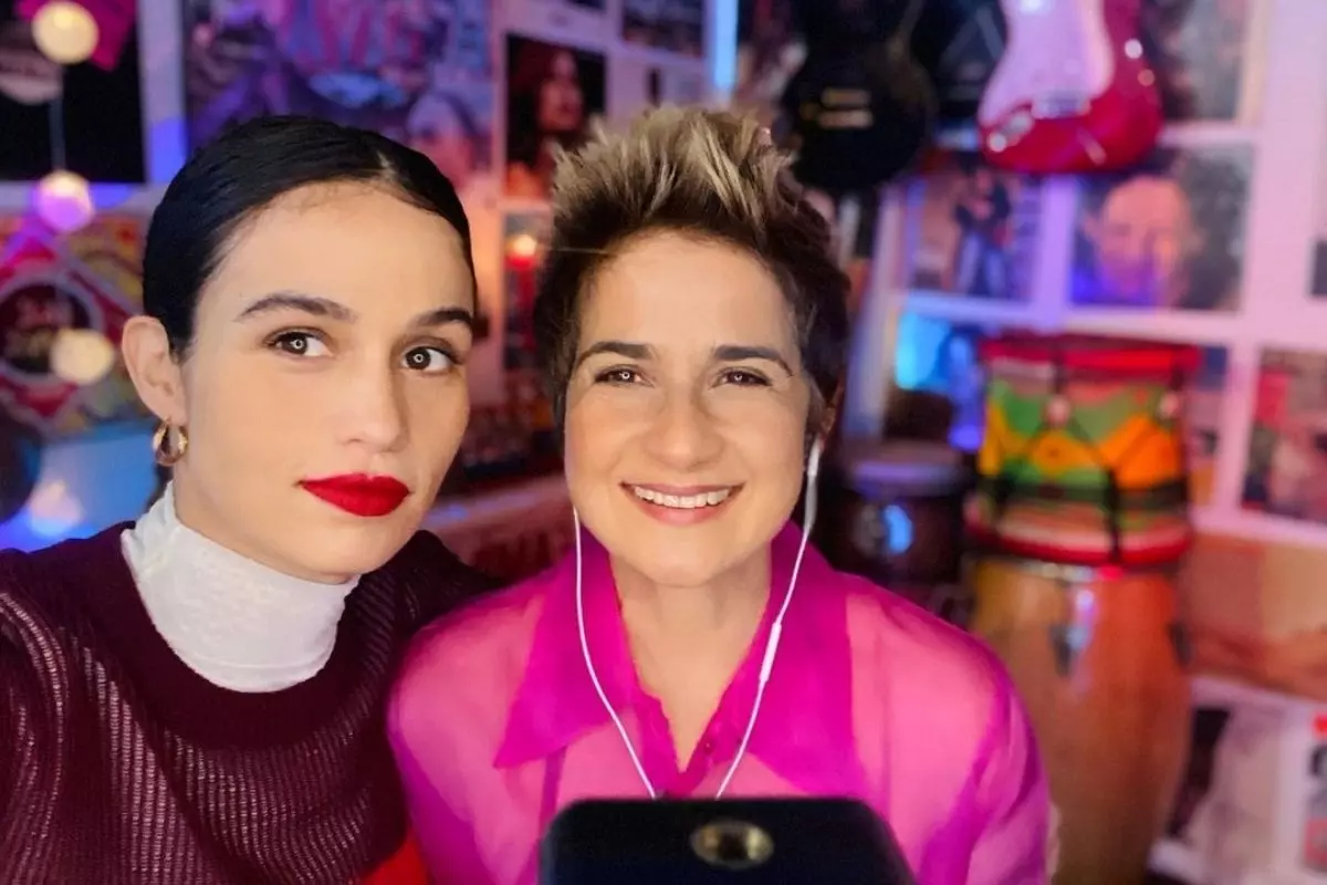 Nanda Costa e Lan Lanh em selfie