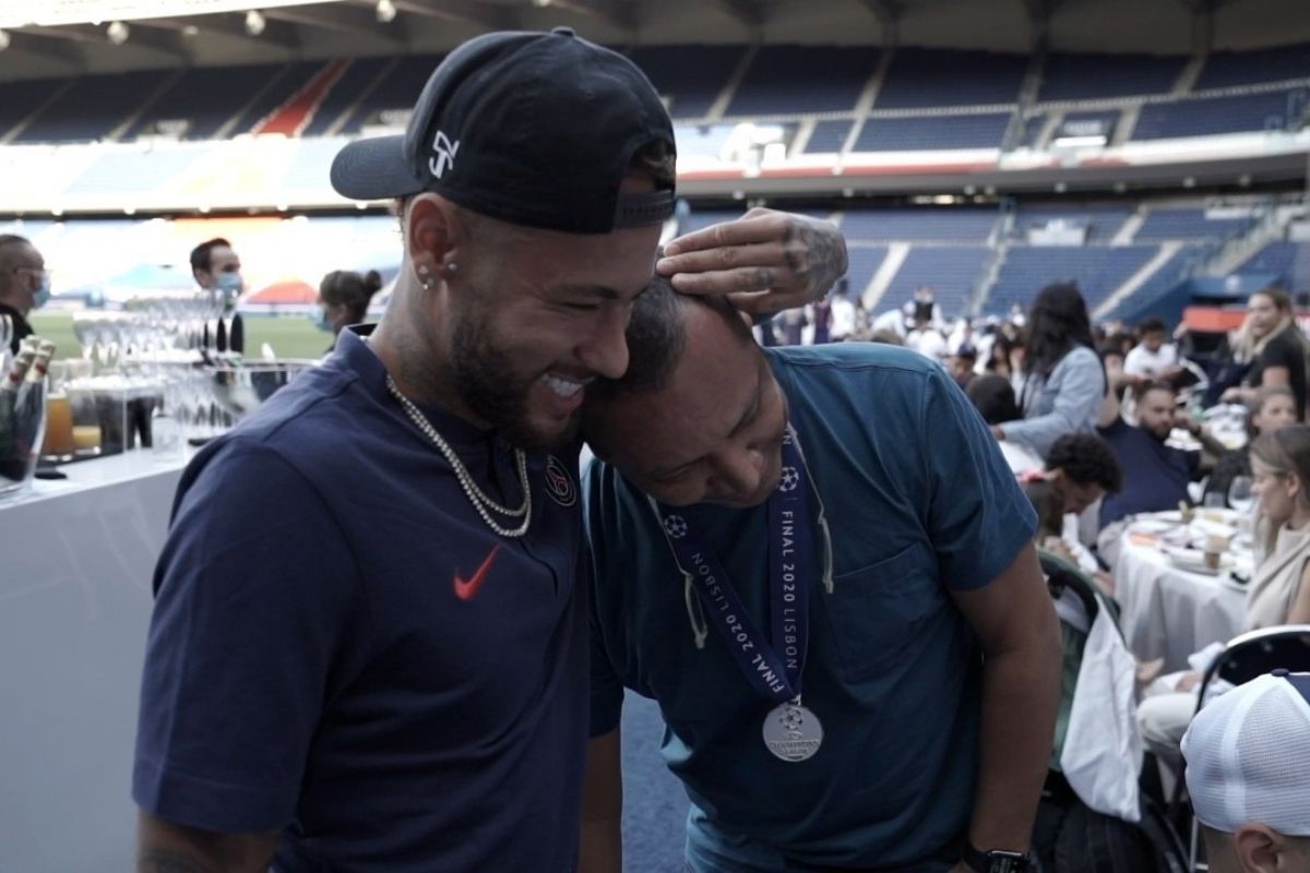 Neymar Jr abraçado com o pai, Neymar
